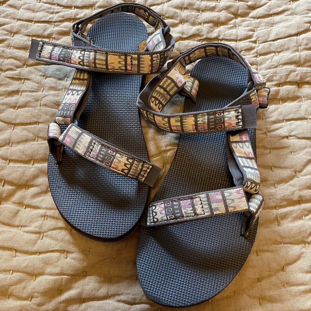 Like New Tevas Universal Womens Geo Mashup Peach Ice, Size 9